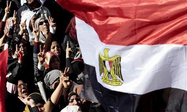 الجيش يوزع منشورات تحث المواطنين على المشاركة فى الانتخابات