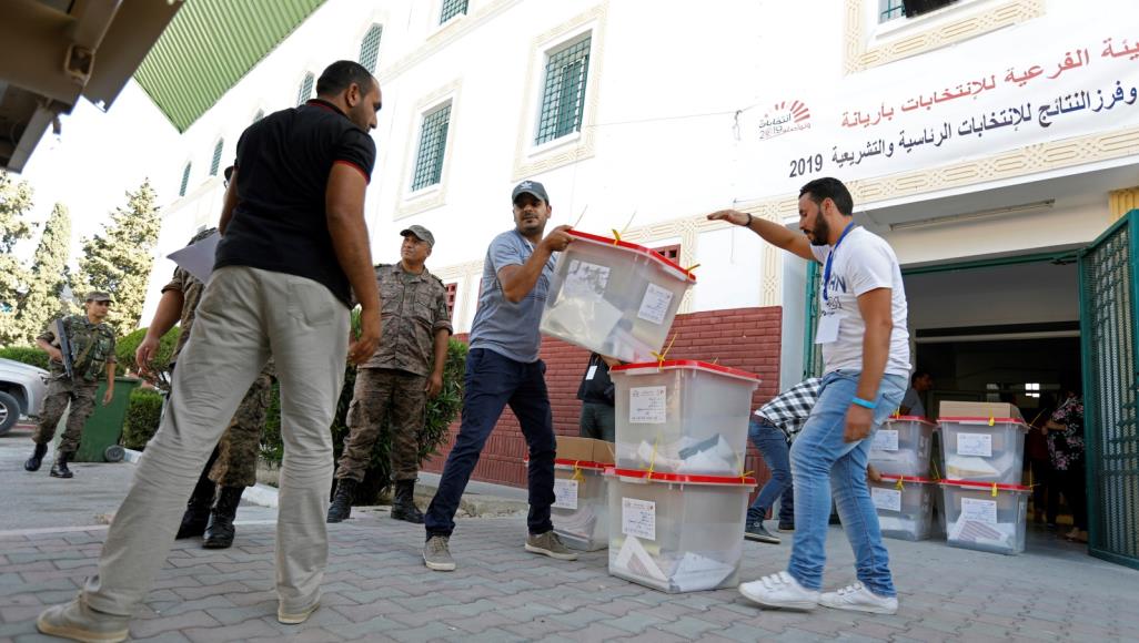 التونسيون يدلون بأصواتهم بثاني انتخابات برلمانية بعد الثورة